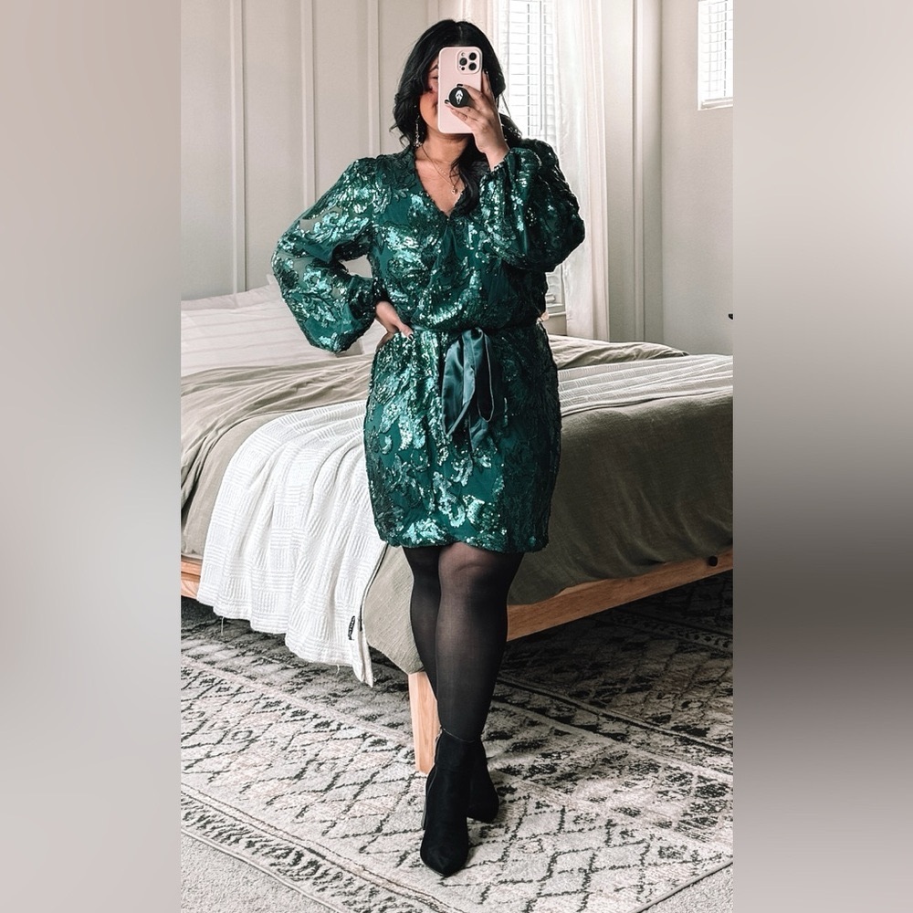 PREMIER AMOUR, Women's Dress, Adorned with Emerald Green Sequin